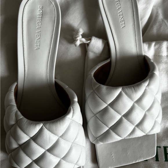 BRAND NEW - Bottega Veneta White Womens Padded Quilted Slip On Sandal - Picture 2 of 4